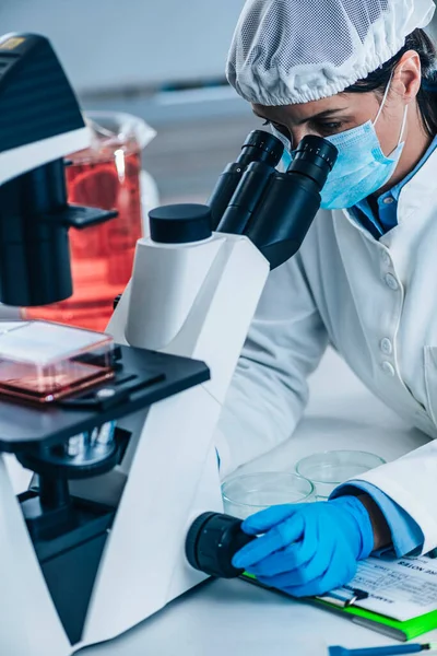 Scientist Analyzing Cultured Artificial Meat Sample Microscope Laboratory — Stock Photo, Image