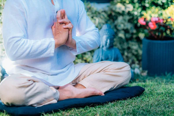 Медитация Благодарности Мирный Человек Сидит Позе Лотоса Медитирует Держа Руки — стоковое фото
