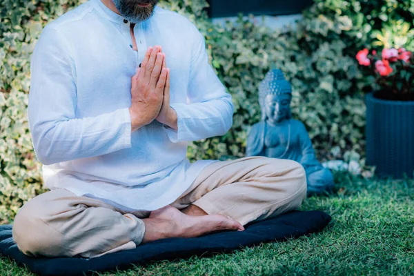 感謝の瞑想 平安な男は蓮のポーズで瞑想し 祈りの位置に手を合わせます — ストック写真