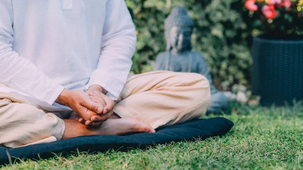 Uomo Medita All Aperto Tiene Mani Unite Una Posizione Preghiera — Foto Stock