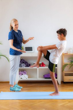 Dengeyi sağlamak için fizyoterapistle çocuk eğitimi