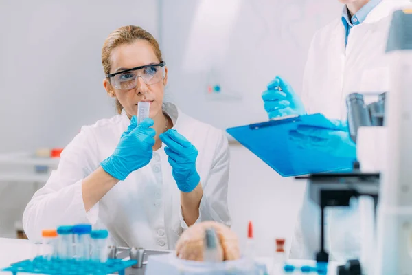 Test Węchowy Laboratorium Kobiety Naukowcy Wyczuwają Próbkę Szklanej Kolbie — Zdjęcie stockowe