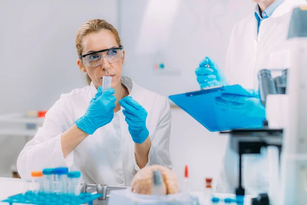 Test Olfactif Labo Scientifiques Femmes Sentant Échantillon Dans Fiole Verre — Photo