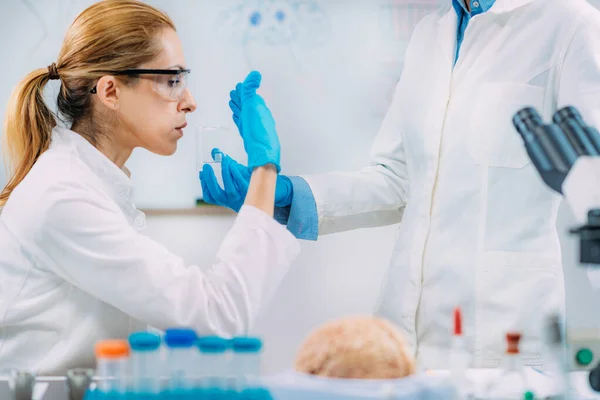 Cientistas Examinam Cheiro Uma Substância Teste Laboratorial Olfato — Fotografia de Stock