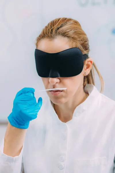 Olfaction Scientifique Examinant Les Odeurs Avec Masque — Photo