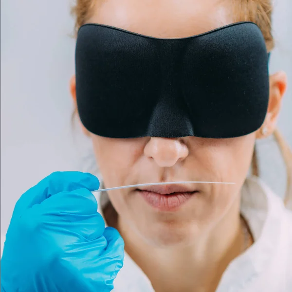 Gevoel Vrouwelijke Wetenschapper Onderzoekt Geuren Met Masker — Stockfoto