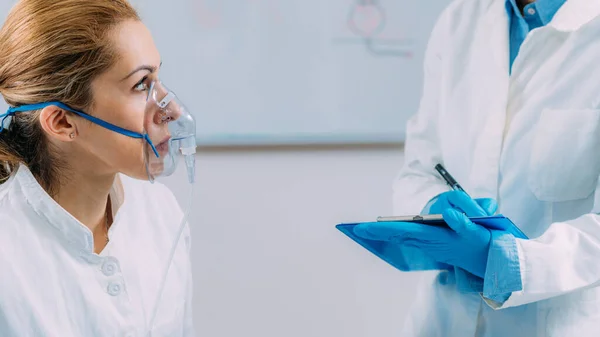 Geruchssinn Wissenschaftlerin Untersucht Gerüche Mit Maske — Stockfoto