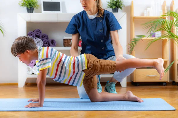 Exercício Corretivo Nas Costas Para Crianças — Fotografia de Stock