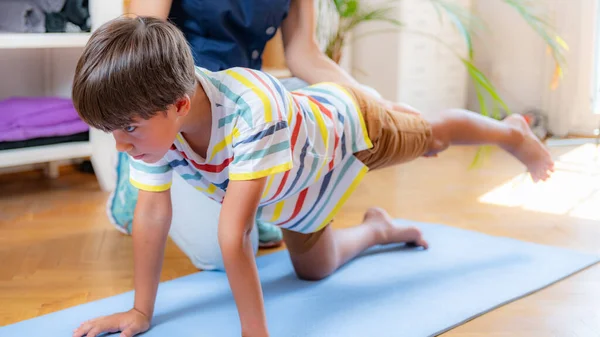 Корректирующие Упражнения Спины Детей — стоковое фото