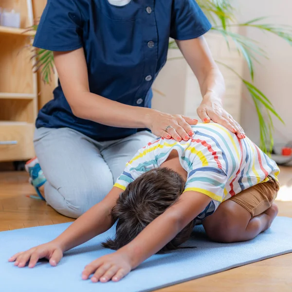 Étirement Bas Dos Avec Physiothérapeute — Photo