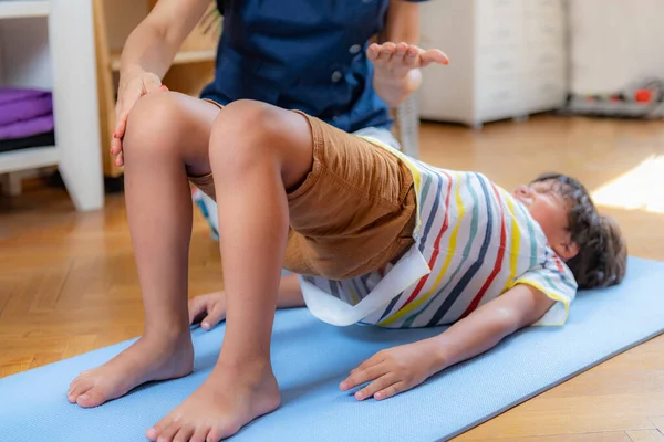 Fisioterapia Bambini Bambino Che Ponte Con Fisioterapista Esercizio Rafforzamento Del — Foto Stock