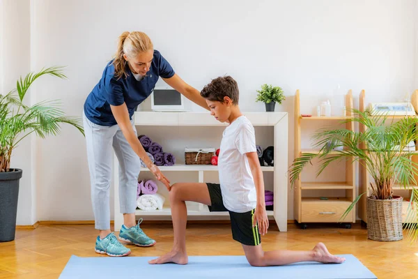 Kindertraining Mit Physiotherapeut — Stockfoto