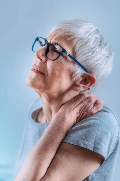 Seniorin Mit Schulterschmerzen — Stockfoto