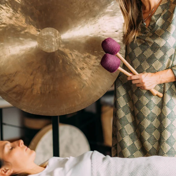 Játszik Gongot Hangfürdő Terápia — Stock Fotó