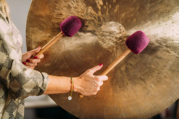 Jugar Gong Terapia Baño Sonido — Foto de Stock