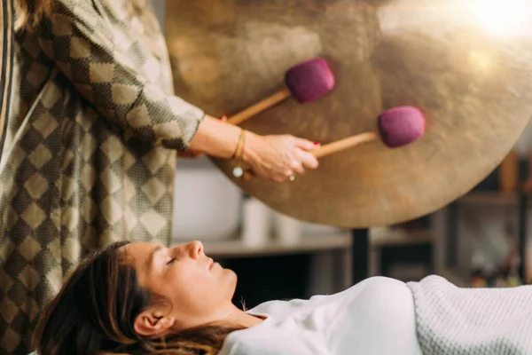 Mujer Jugando Gong Sonido Baño Curación Terapia — Foto de Stock