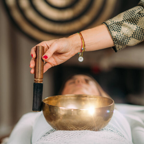 Тибетская поющая чаша в звуковой терапии исцеления