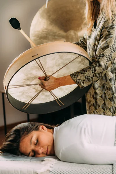 Tambor Terapia Sonora Tocando Tambor Couro Nativo Americano Terapia Cura — Fotografia de Stock