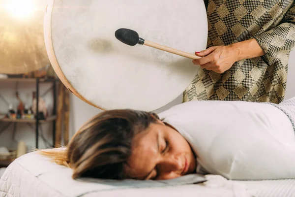 Dźwiękolecznicze Bębny Rdzenni Amerykanie Grają Perkusji Zdrowej Terapii — Zdjęcie stockowe