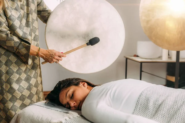 Tambor Terapia Tocando Tambor Cuero Nativo Americano Terapia Sanación Sonido —  Fotos de Stock