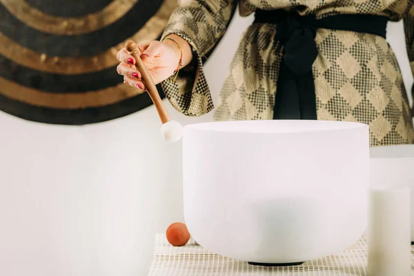 Crystal Singing Bowls Sound Healing Therapy Session — Stock Photo, Image