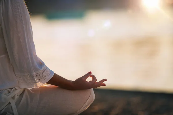 Zonsopgang Vrouw Mediterend Bij Het Meer Zittend Lotuspositie — Stockfoto