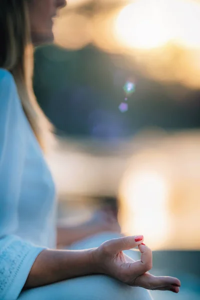 Frau Meditiert See Und Sitzt Lotusposition Meditation Bei Sonnenuntergang — Stockfoto