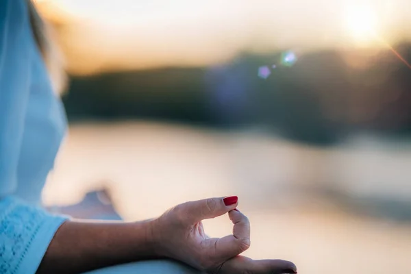 Frau Meditiert See Und Sitzt Lotusposition Meditation Bei Sonnenuntergang — Stockfoto