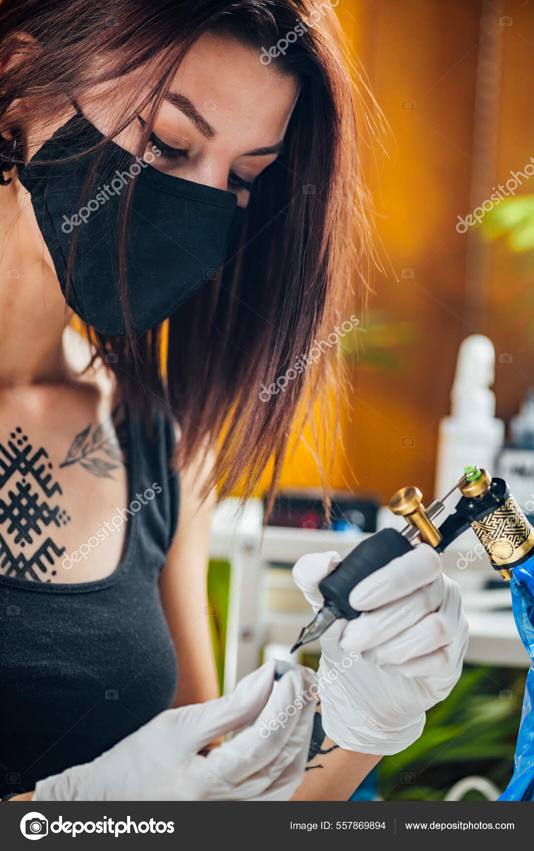 Femme Tatoueuse Prépare Une Machine Tatouer Pour Faire Tatouage Sur image  libre de droit par microgen © #557869894