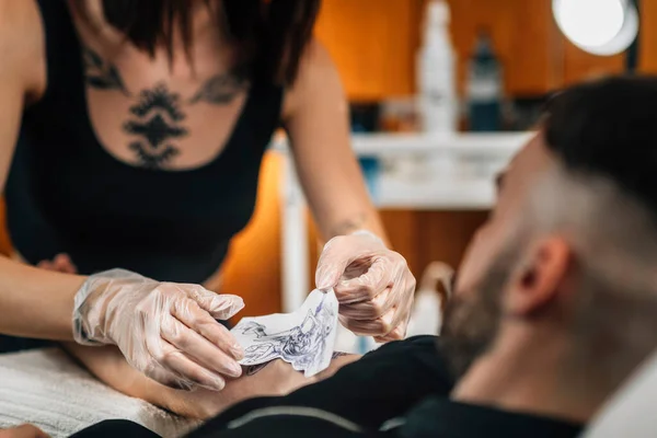 Tatuażysta Usuwający Szablon Ręki Klienta — Zdjęcie stockowe