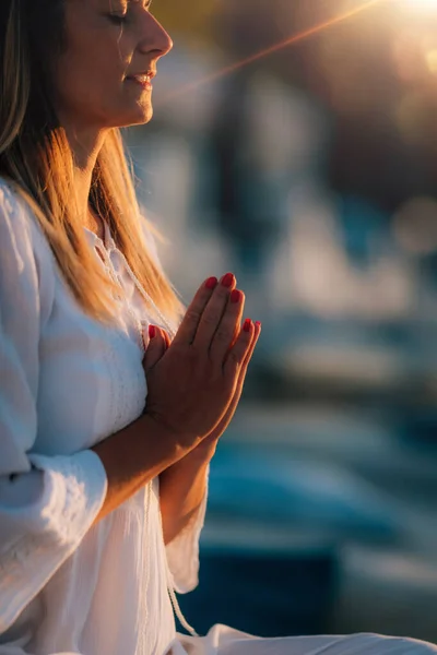 Mujer Meditando Junto Lago Posición Oración —  Fotos de Stock