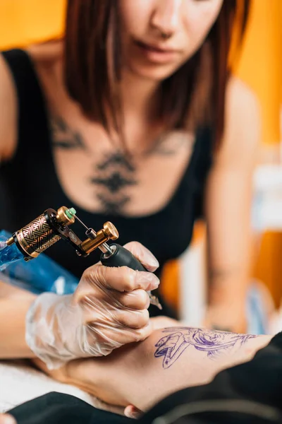 Mujer Tatuadora Tatuando Brazo Los Hombres Estudio —  Fotos de Stock