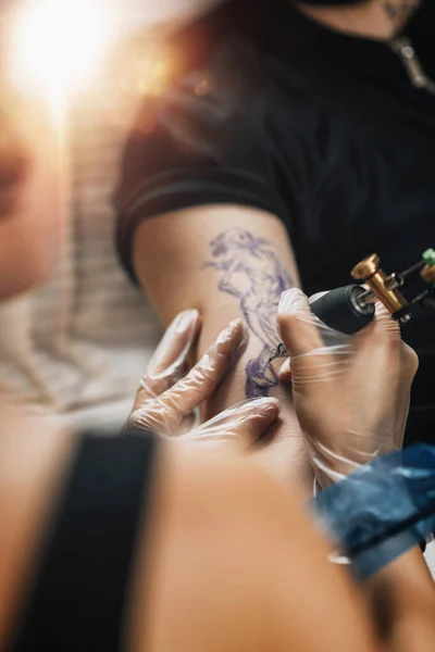 Vrouwelijke Tattoo Artiest Tatoeëren Mannen Arm Studio — Stockfoto
