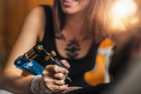女性タトゥーアーティスト入れ墨男アームでスタジオ — ストック写真