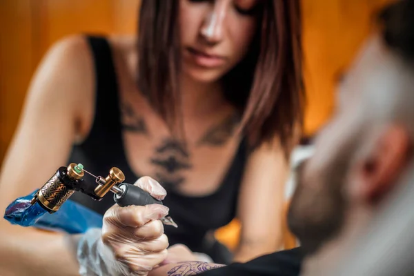 Mujer Tatuadora Tatuando Brazo Los Hombres Estudio — Foto de Stock