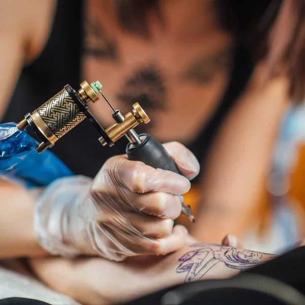 Tattoo Machine Close Tattoo Artist Creating Tattoo Man Arm — Stock Photo, Image