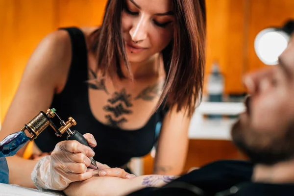 Tatuagem Feminina Profissional Trabalhando Estúdio Tatuagem — Fotografia de Stock