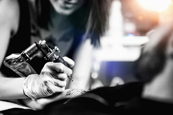 Professional Female Tattooist Working Tattoo Studio — Stock Photo, Image