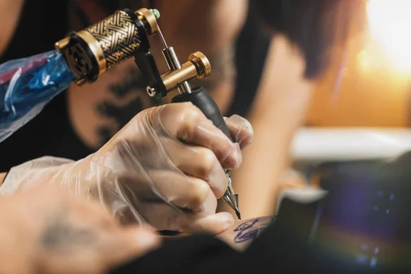 Hand Van Tatoeëerder Rubber Handschoenen Tekenen Van Een Tatoeage Met — Stockfoto