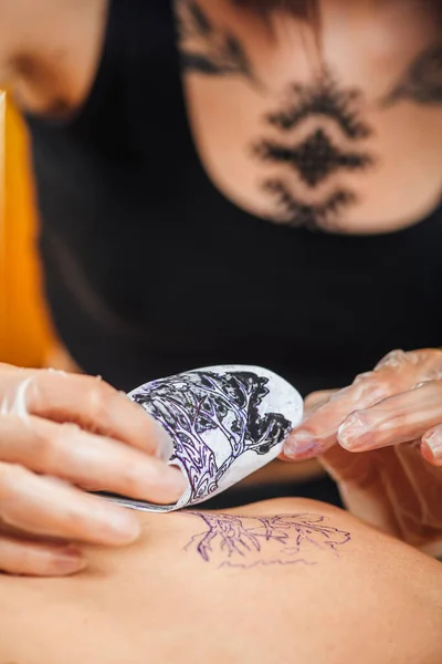 Tatuerare Bort Stencil Från Kunds Arm — Stockfoto