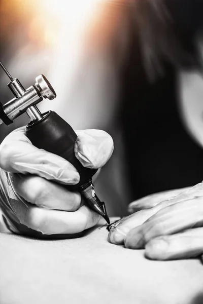 Hand Tatuering Gummihandskar Rita Tatuering Med Elektrisk Tatuering Pistol Närbild — Stockfoto