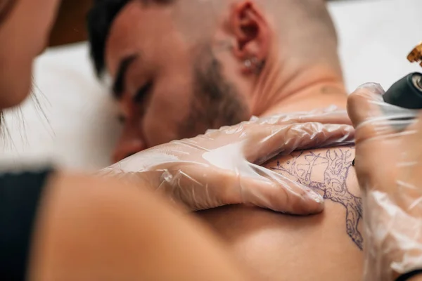 Tatuaż Tworzenie Tatuażu Plecach Mężczyzny Studiu — Zdjęcie stockowe