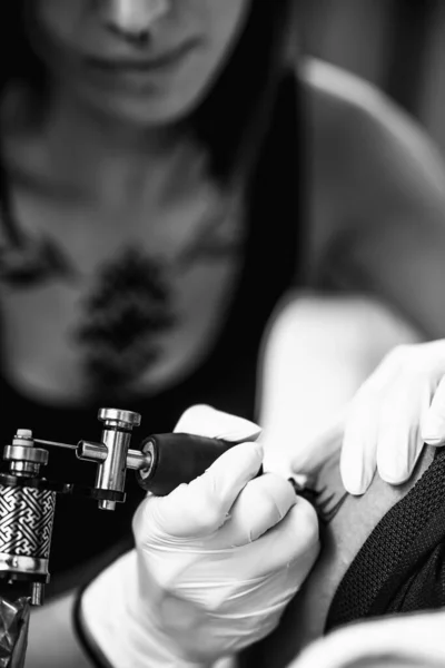 Dövme Stüdyosunda Çalışan Profesyonel Bir Kadın Dövmeci — Stok fotoğraf