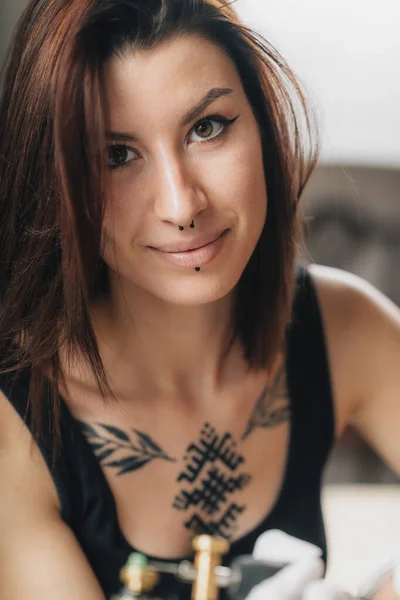Profesjonalna Tatuażystka Pracująca Studio Tatuażu — Zdjęcie stockowe