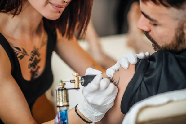 Proceso Tatuaje Estudio Tatuajes — Foto de Stock