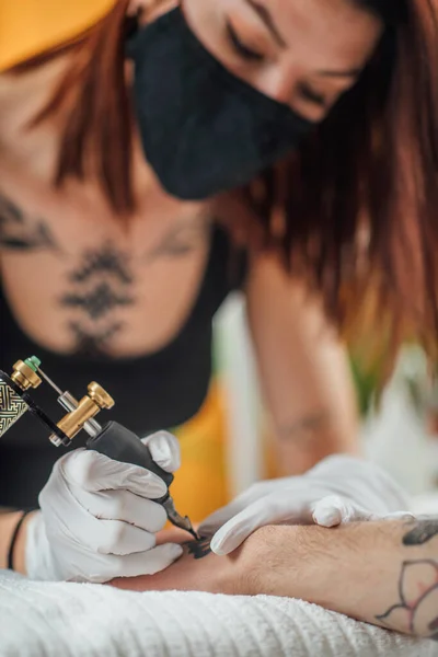 Tatuering Säkerheten Koronaviruskrisen Tatueringskonstnär Tatuering Klient Med Handskar Och Ansiktsmask — Stockfoto