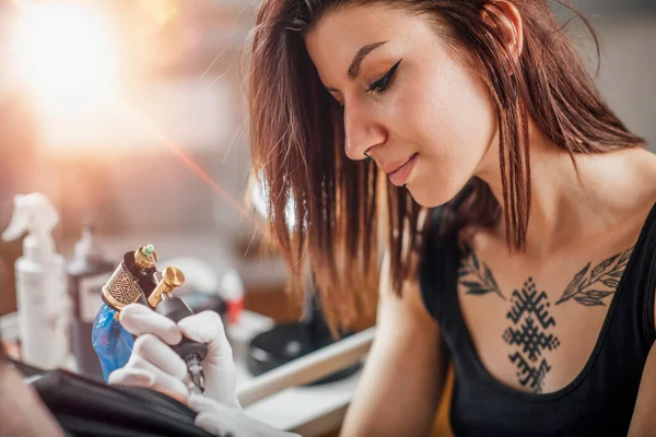 Mujer Tatuadora Tatuando Brazo Los Hombres Estudio — Foto de Stock