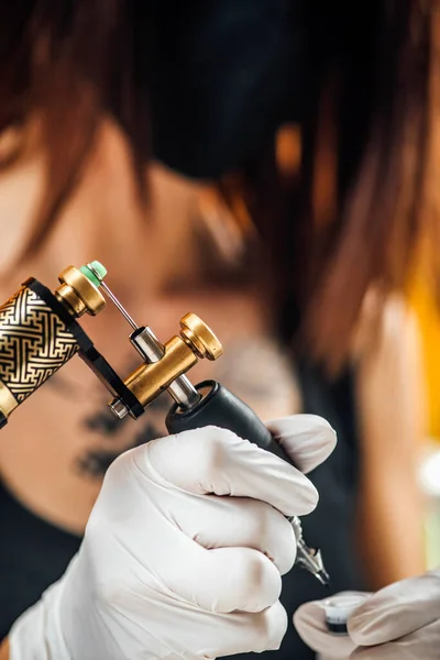 Kvinnlig Tatuering Artist Förbereder Tatuering Maskin För Att Göra Tatuering — Stockfoto