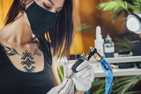 Artista Feminina Tatuagem Prepara Máquina Tatuagem Para Fazer Uma Tatuagem — Fotografia de Stock
