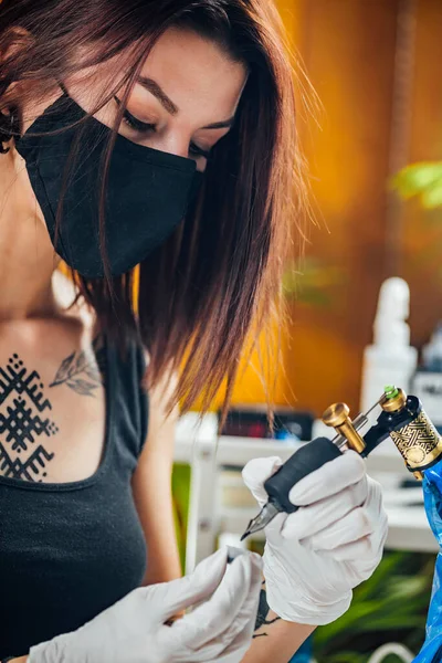 Vrouwelijke Tatoeage Kunstenaar Bereidt Tattoo Machine Voor Het Maken Van — Stockfoto